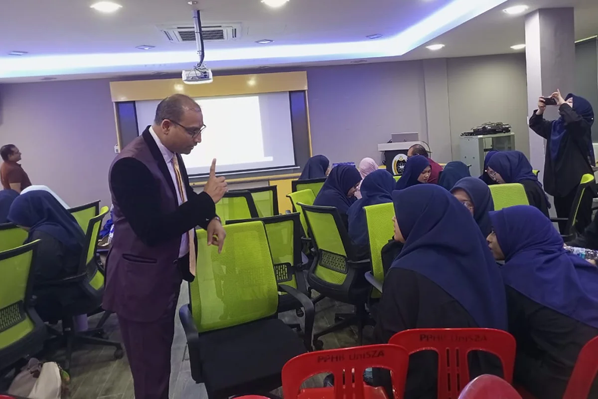 's Particiaption in Trainings and Professorial Talks at Malaysian Universities (13)