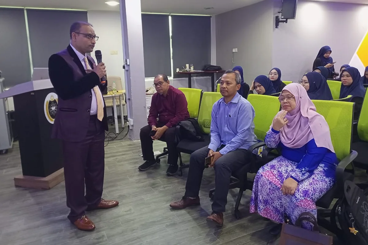 's Particiaption in Trainings and Professorial Talks at Malaysian Universities (14)