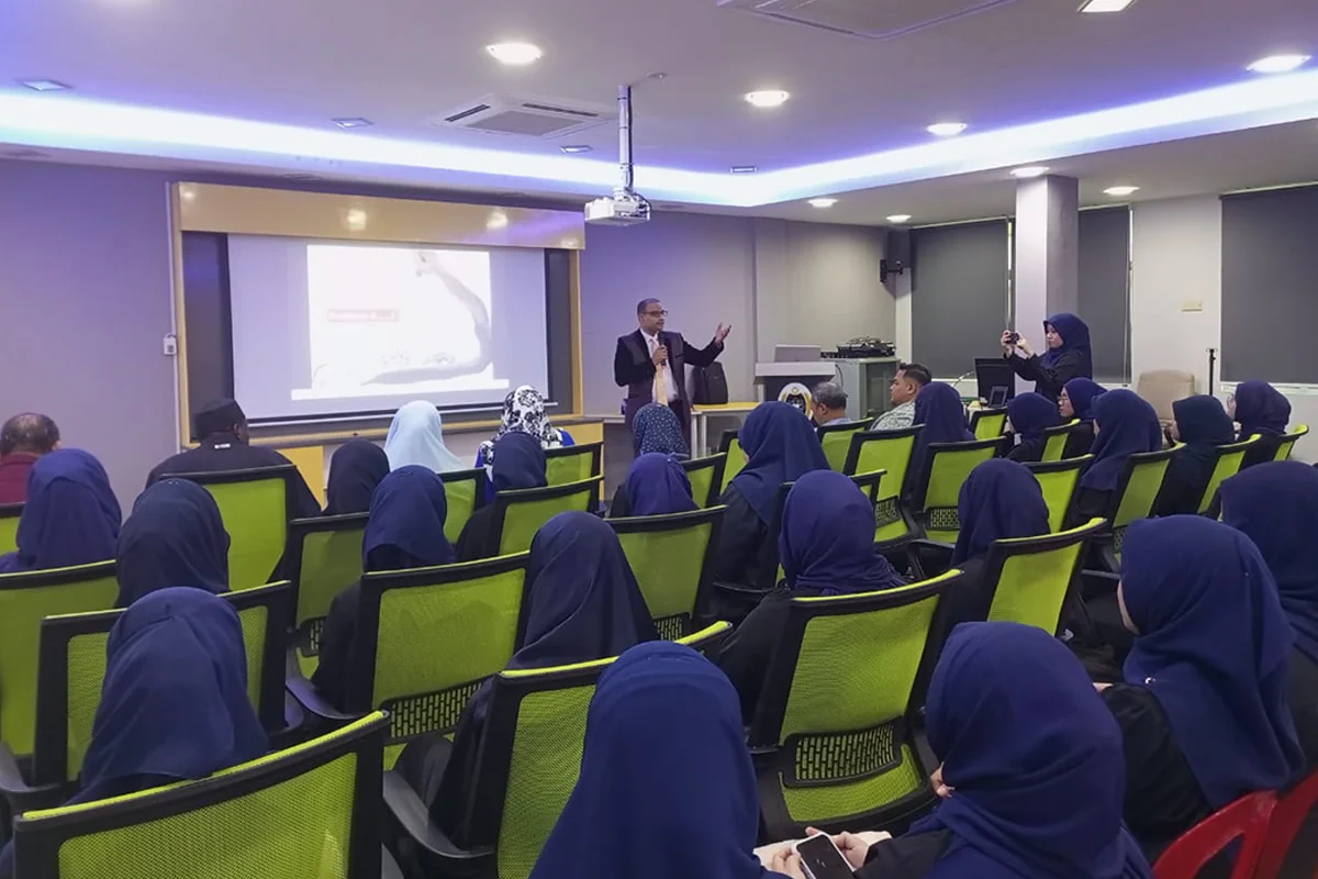 's Particiaption in Trainings and Professorial Talks at Malaysian Universities (15)