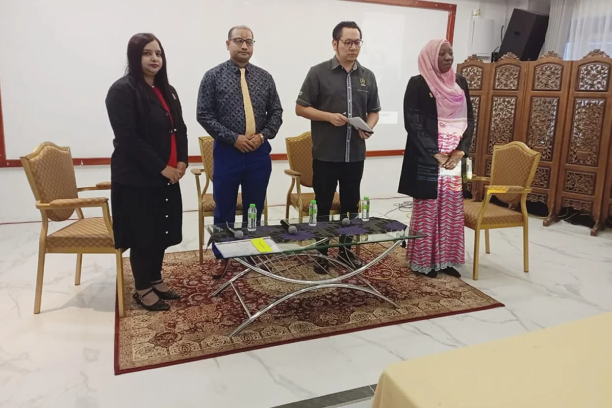 's Particiaption in Trainings and Professorial Talks at Malaysian Universities (3)