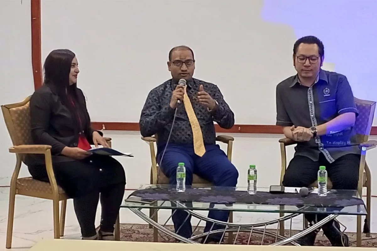 's Particiaption in Trainings and Professorial Talks at Malaysian Universities (4)