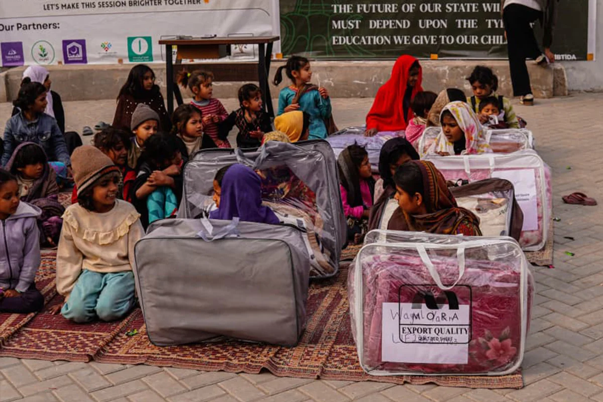 Blanket Distribution to IBTIDA Scholars (4)