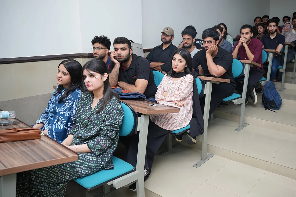 Navigating the Marketing Landscape Traditional and Digital Marketing in Practice (2)