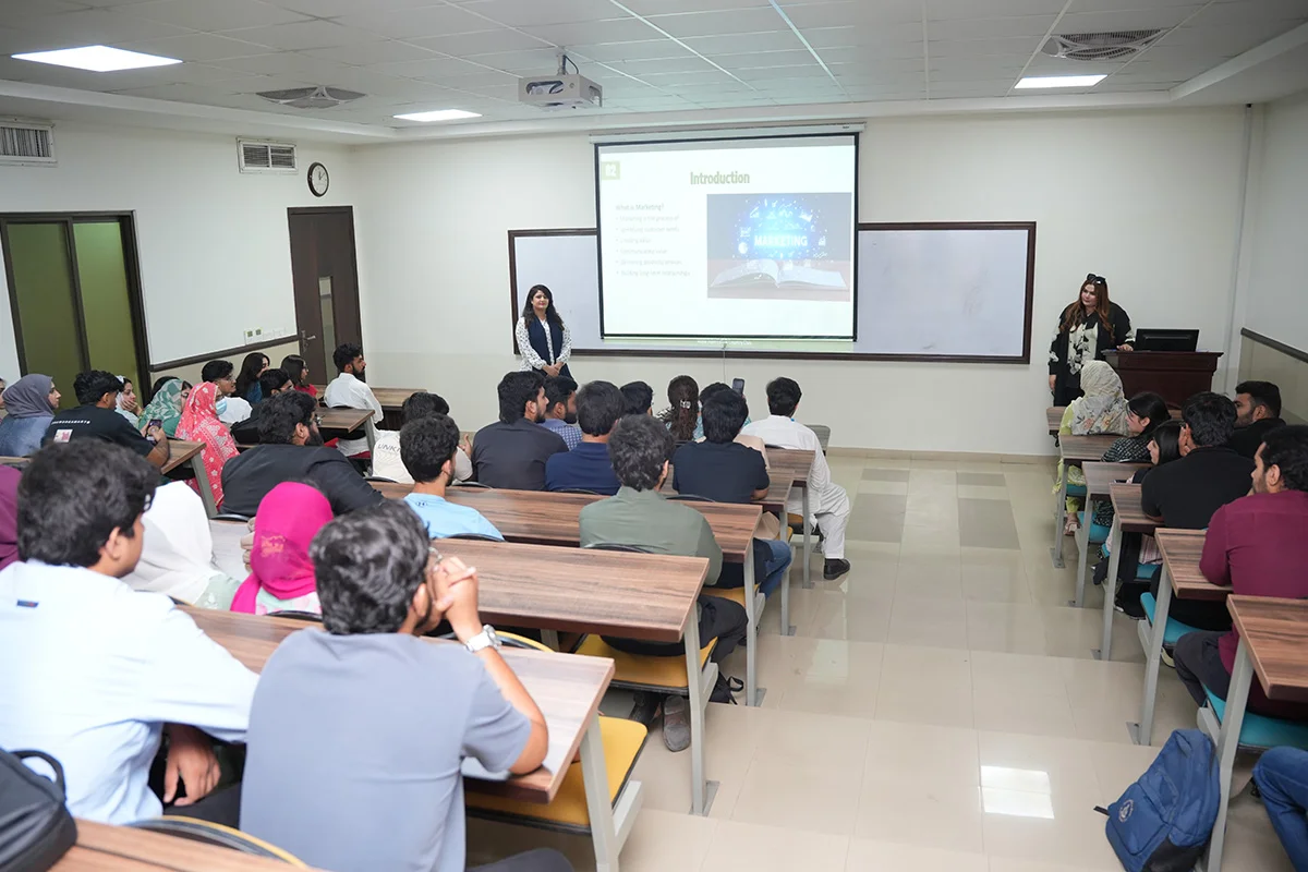 Navigating the Marketing Landscape Traditional and Digital Marketing in Practice (4)
